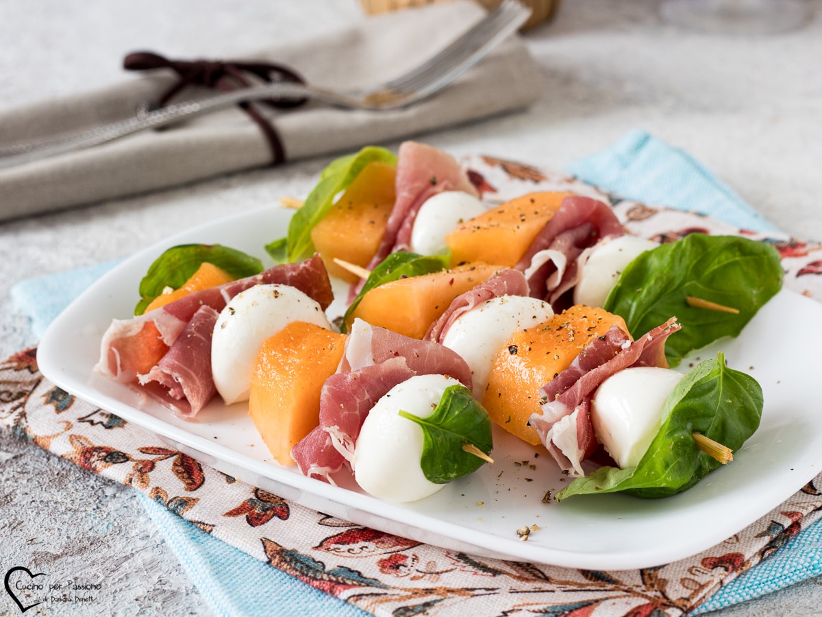HAM AND MELON SKEWERS WITH MOZZARELLA
