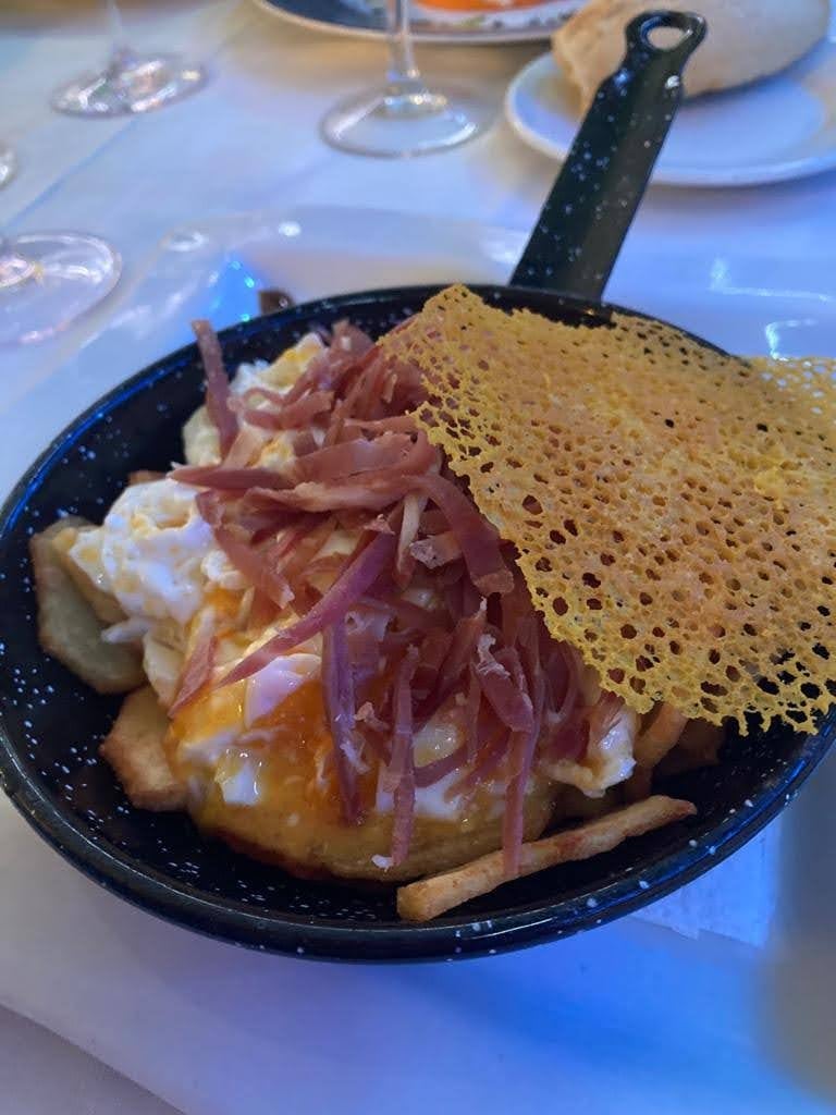 Huevos rotos with ham