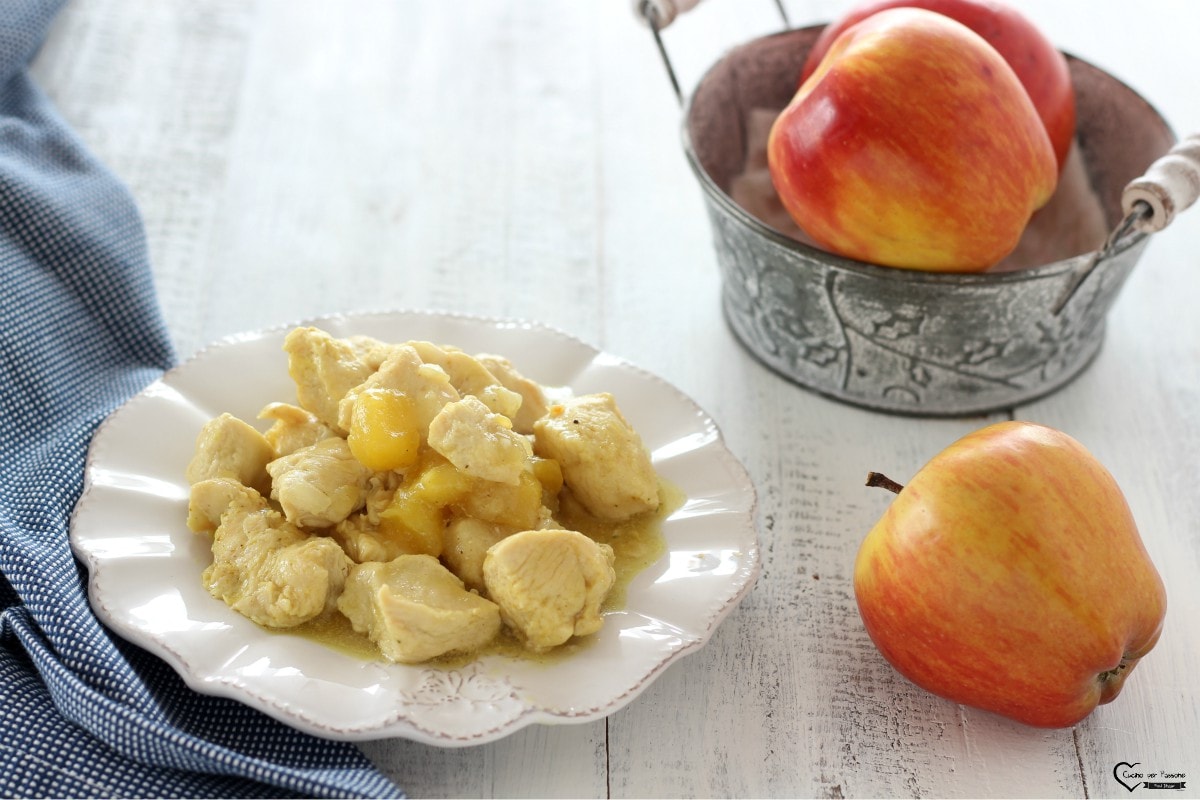 CURRY CHICKEN BITES WITH APPLES