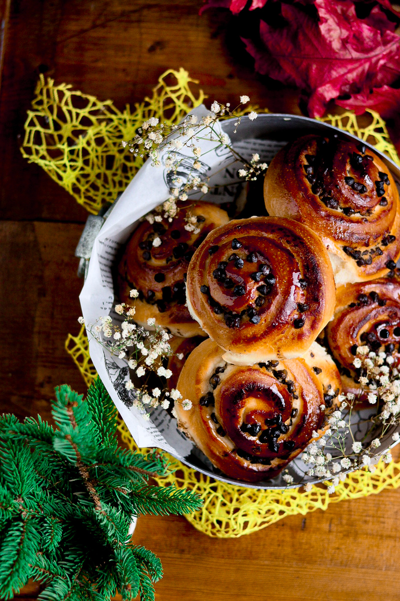 ROLLS WITH RICE MILK CREAM AND CHOCOLATE CHIPS