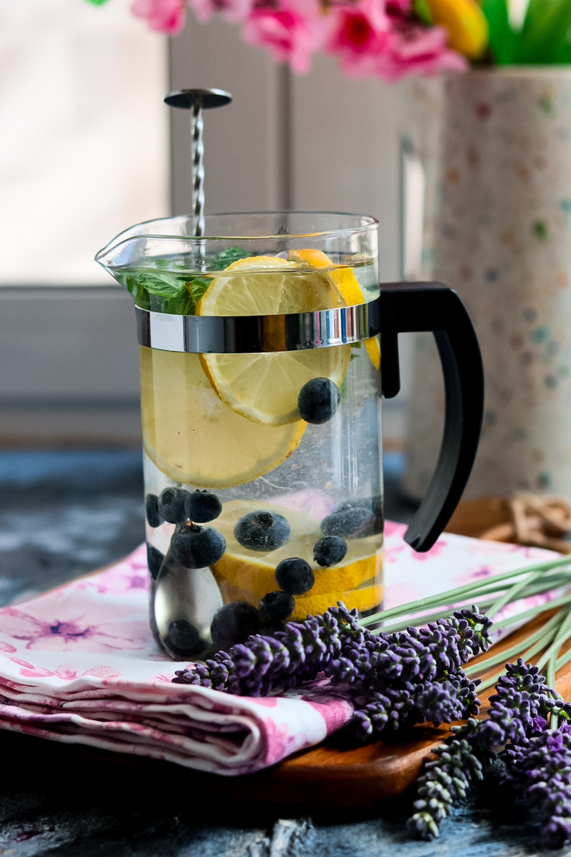 FRESH AND VERY REFRESHING SCENTED WATER WITH BLUEBERRIES