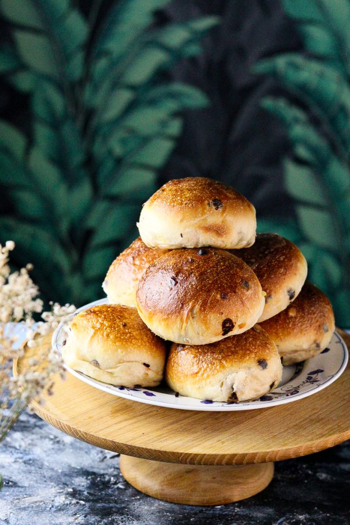 SOFT AND AUTUMNAL SWEET BUNS WITH ORANGE AND CHOCOLATE