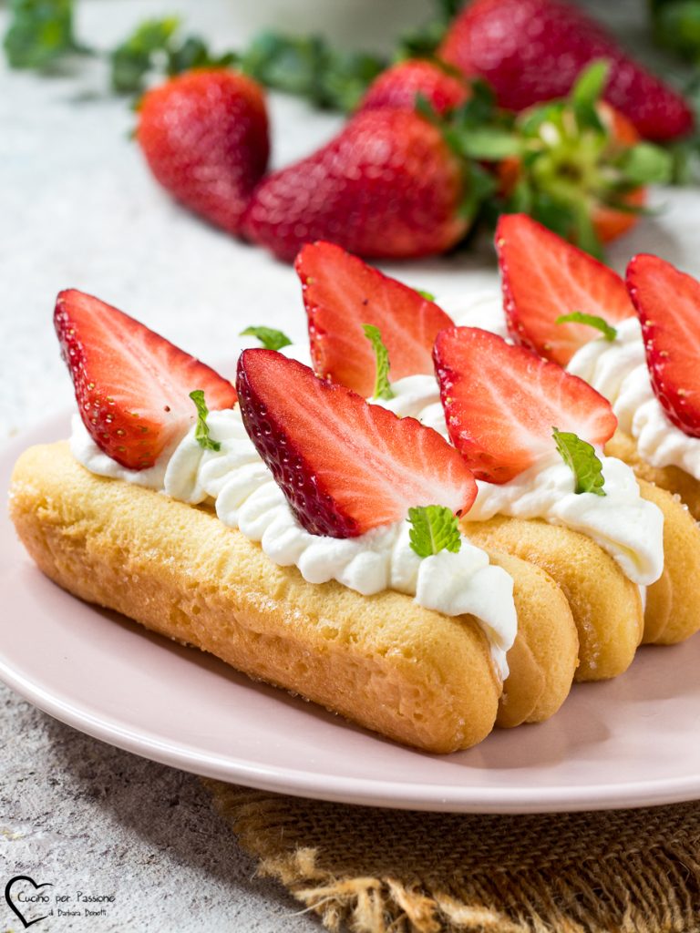 Ladyfingers and strawberries dessert