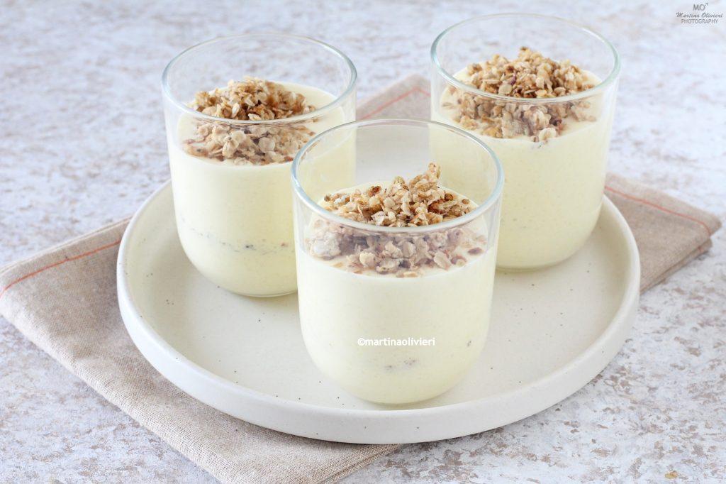 Mango and Yogurt Cream with Oat Crumble
