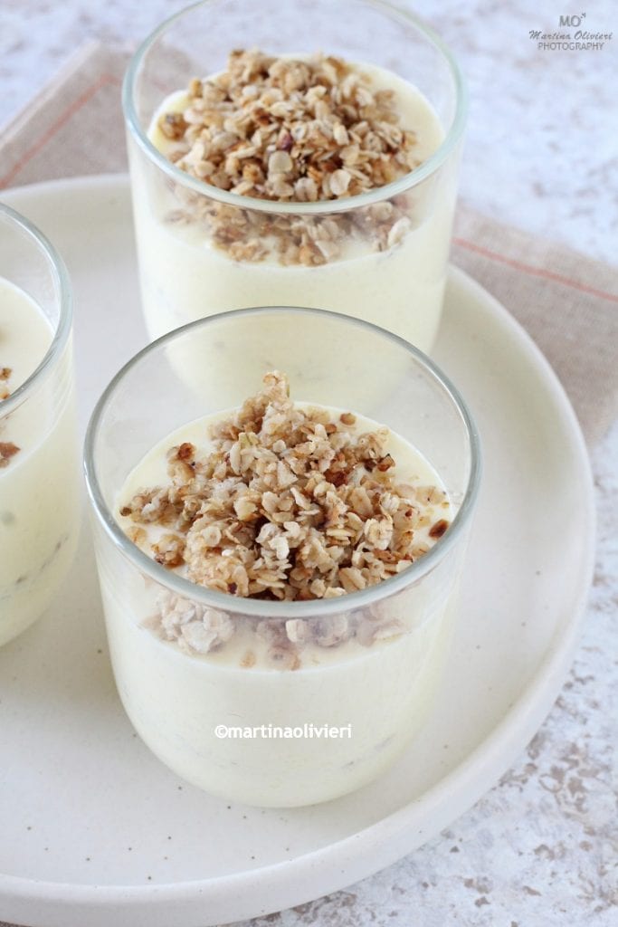 Mango and Yogurt Cream with Oat Crumble