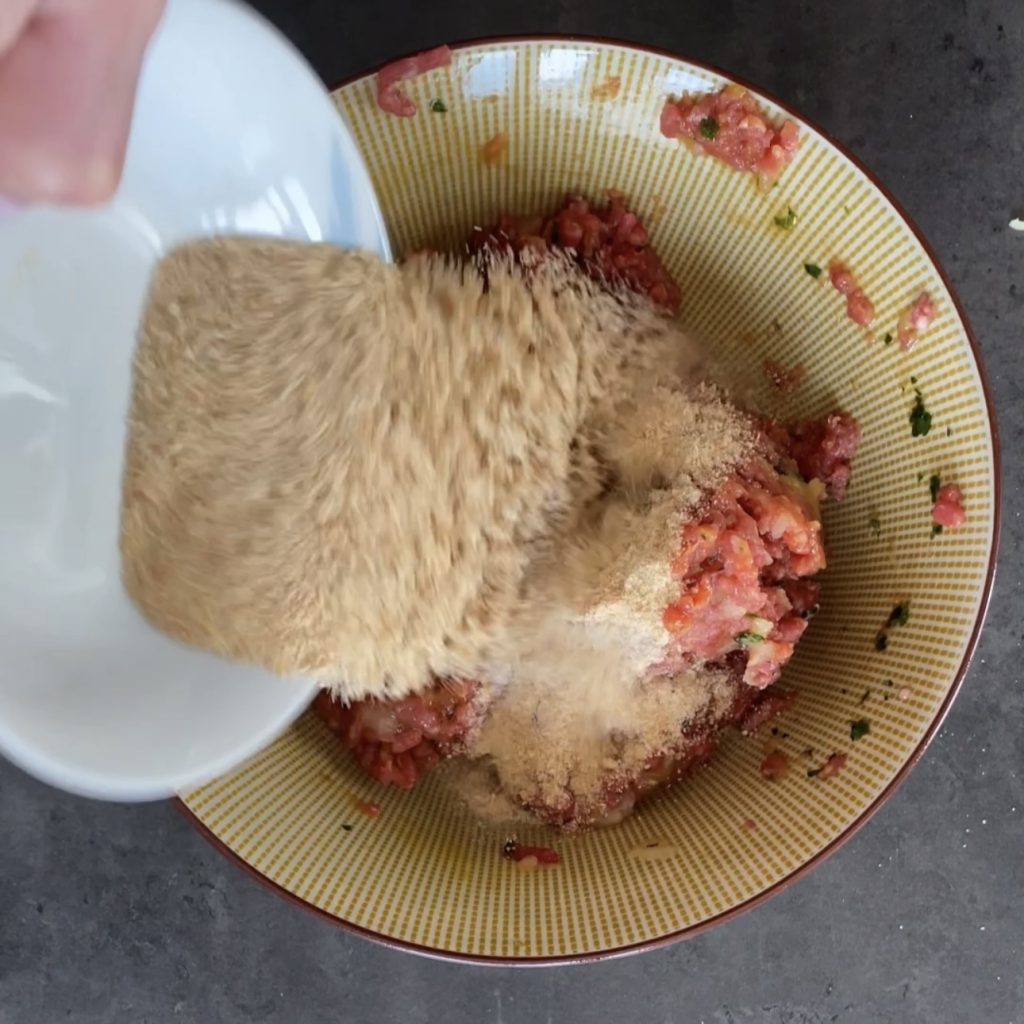 Minced meat basket with melting heart