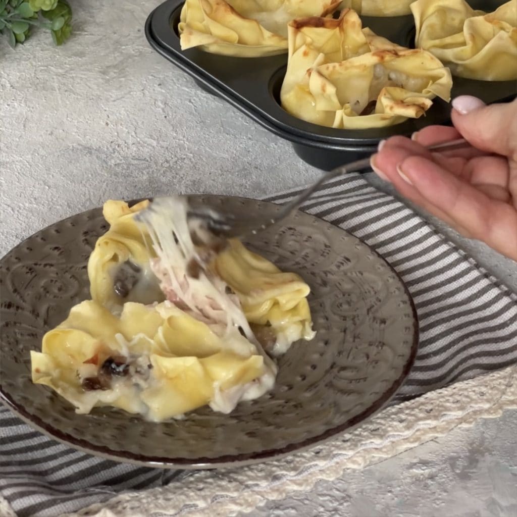 Oven-baked stuffed fresh pasta bundles