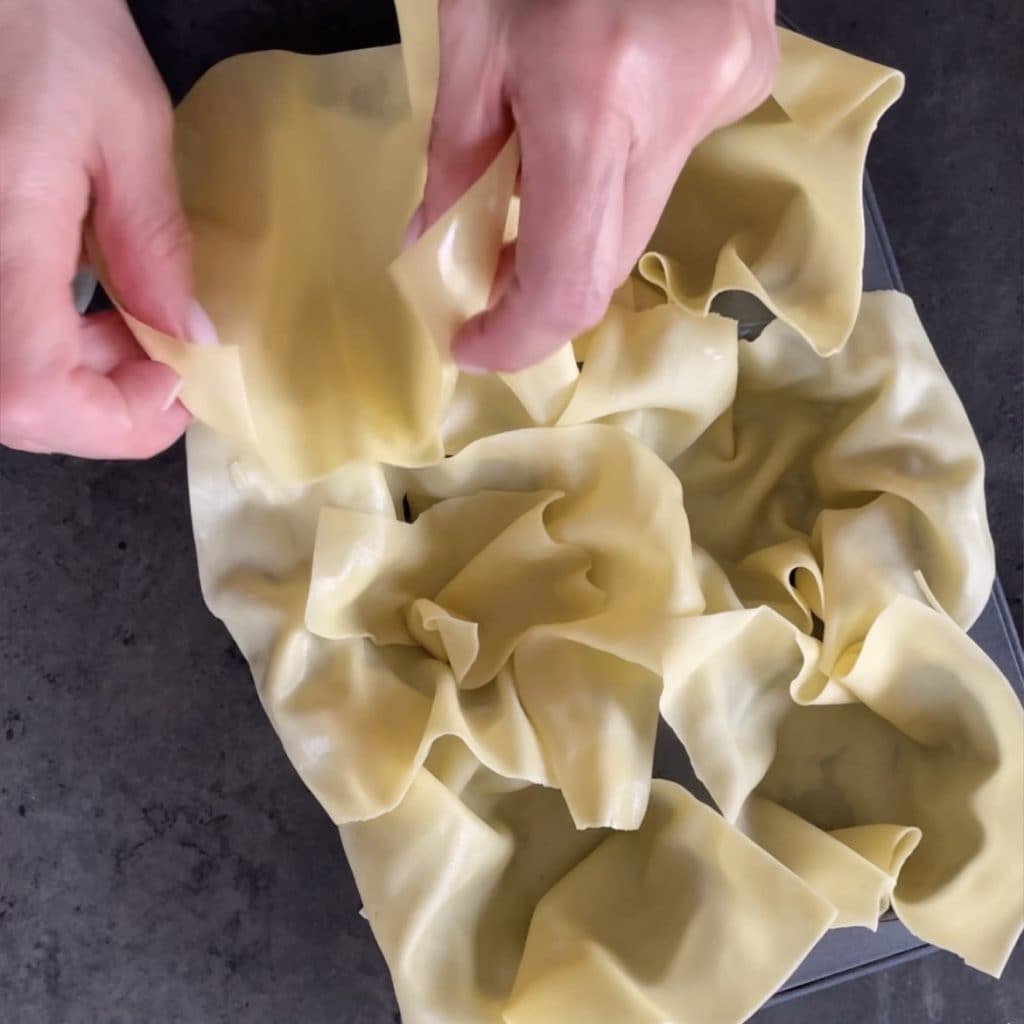 Oven-baked stuffed fresh pasta bundles