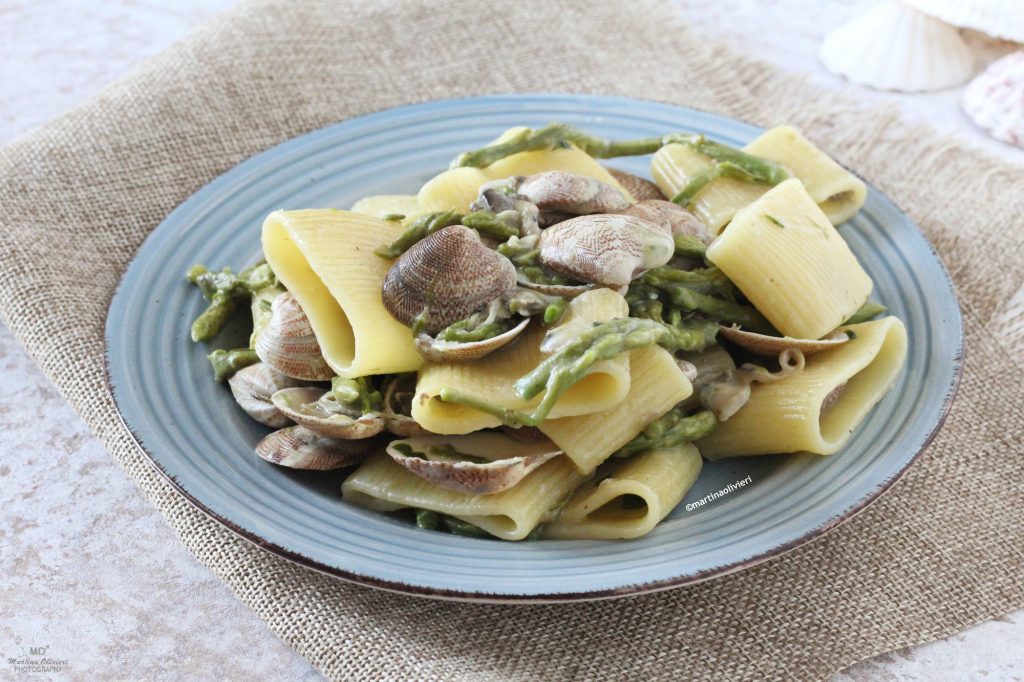 Pasta with Asparagus and Clams