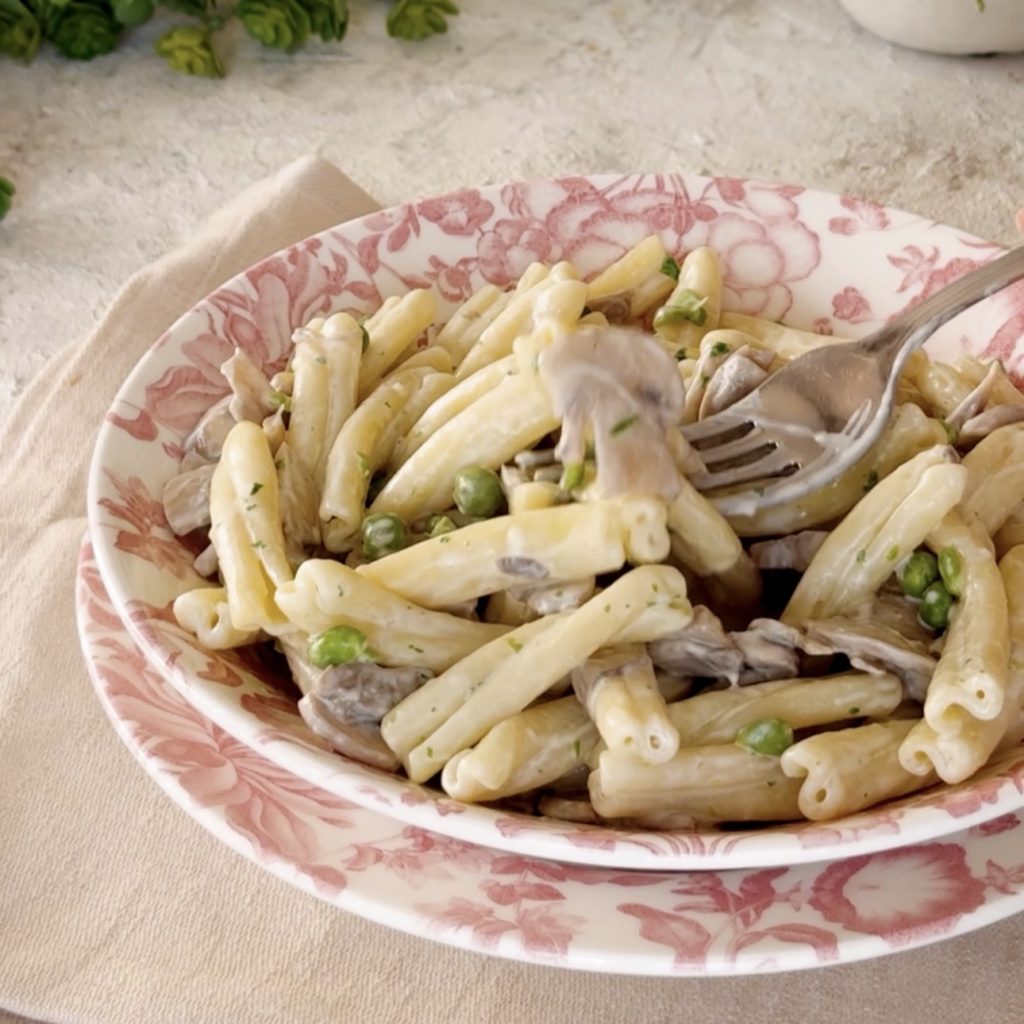 Pasta with peas and mushrooms