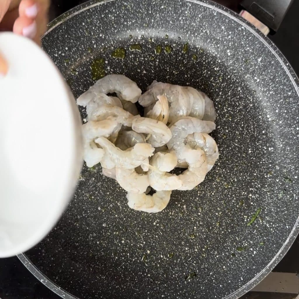 Pasta with zucchini and shrimp