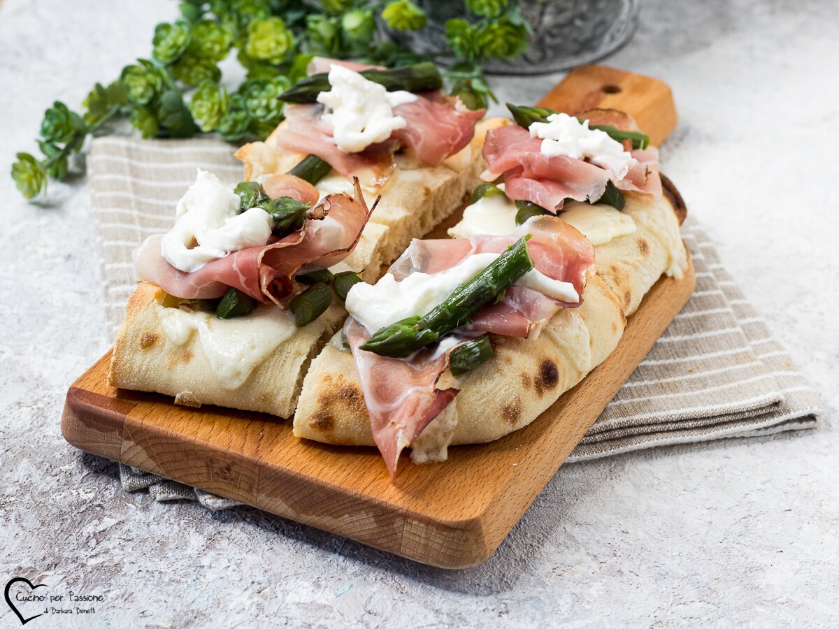 PINSa WITH PROSCIUTTO AND STRACCIATELLA
