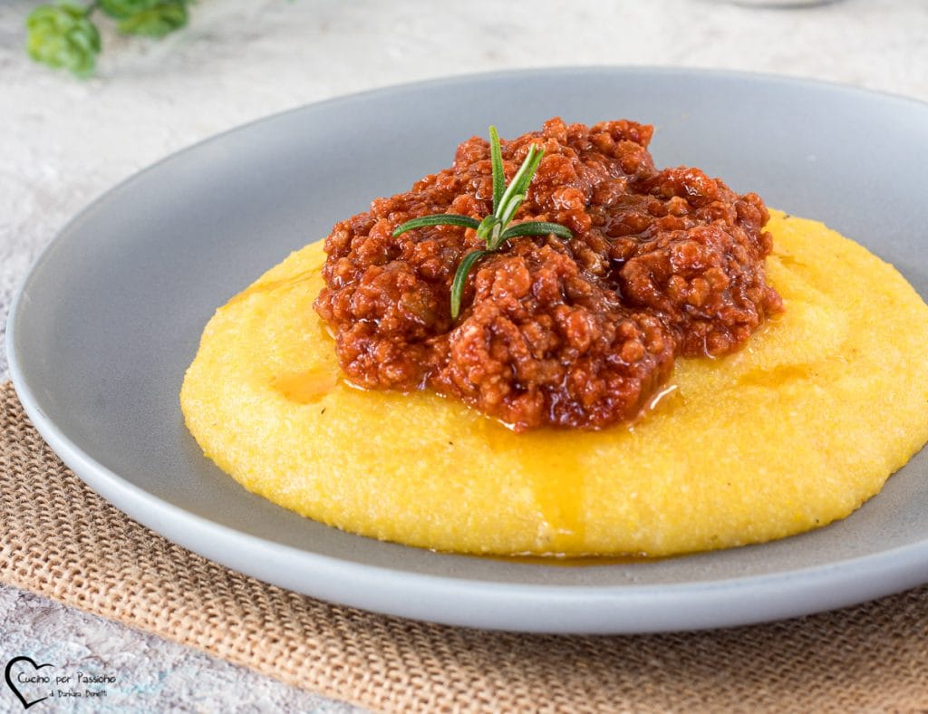 Polenta with meat sauce