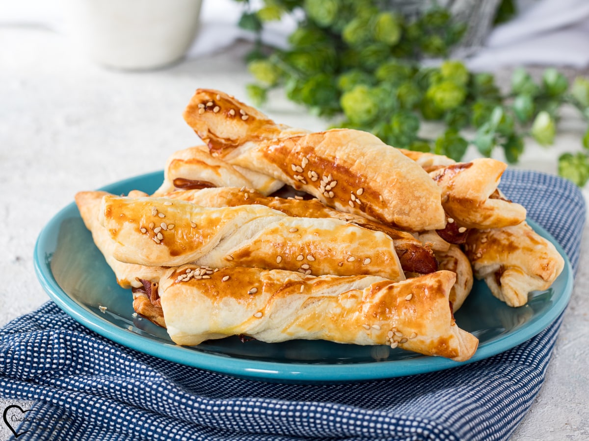 PUFF PASTRY BREADSTICKS WITH BACON