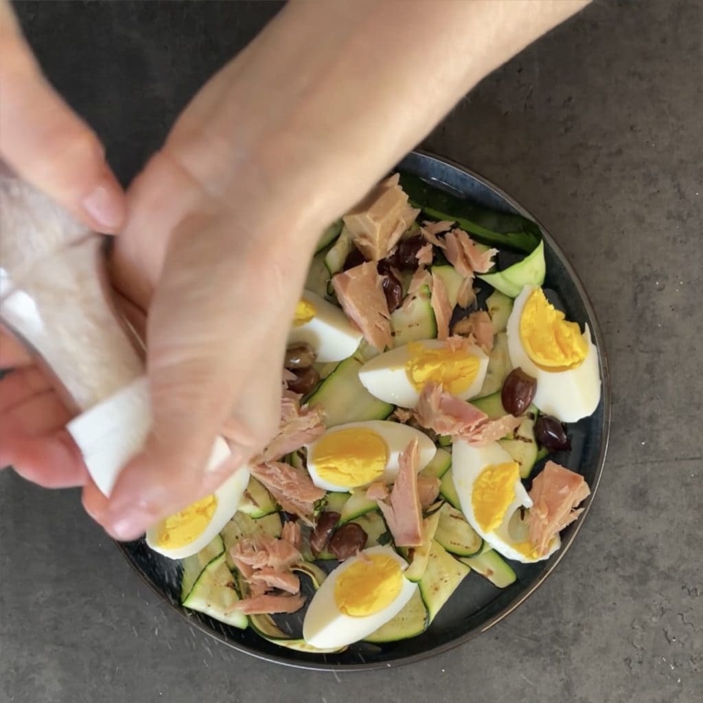 Salad with grilled zucchini, tuna, and eggs