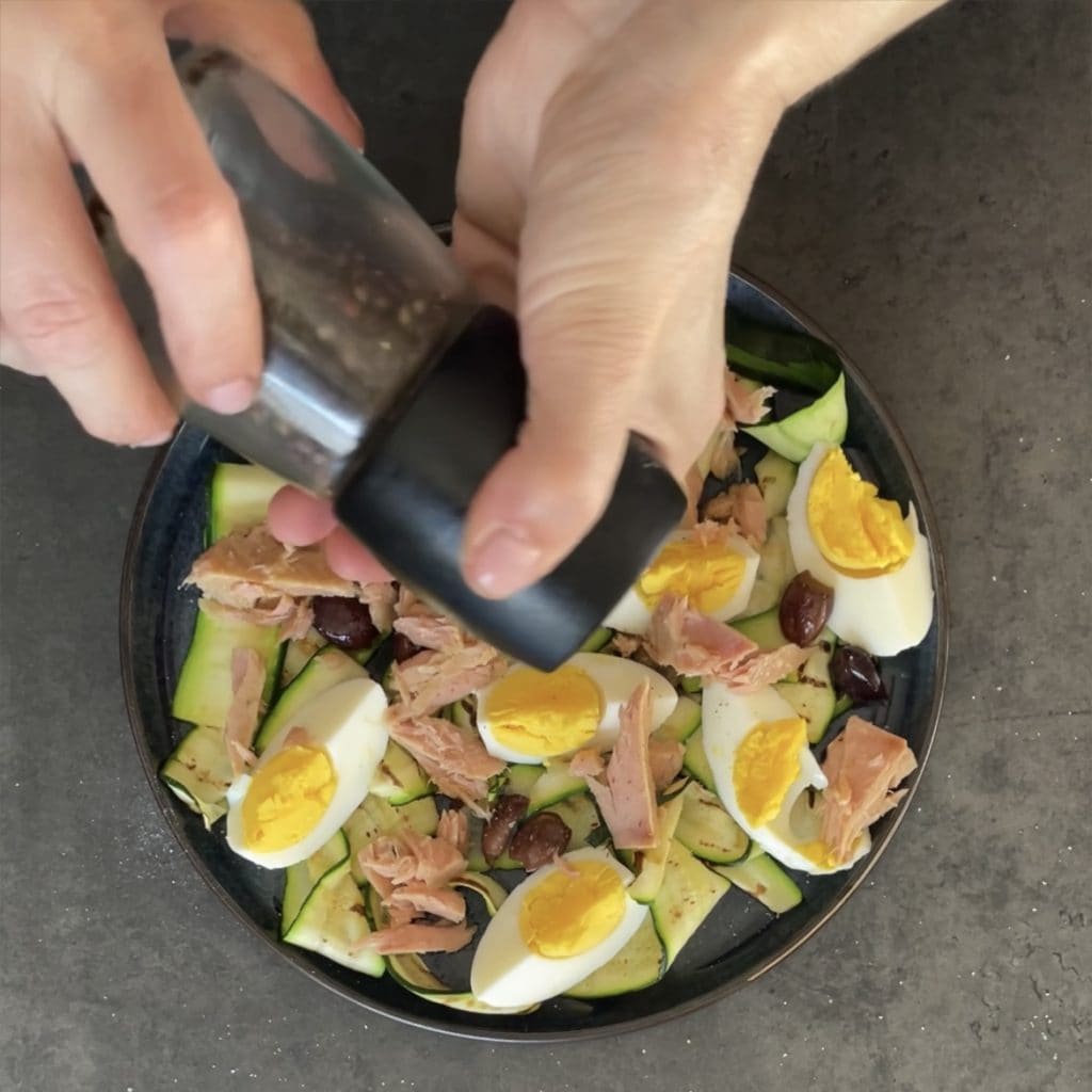 Salad with grilled zucchini, tuna, and eggs