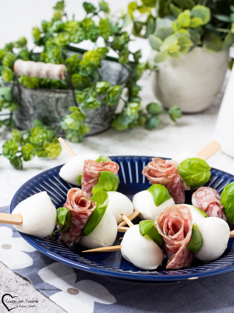 Skewers with mozzarella balls and salami
