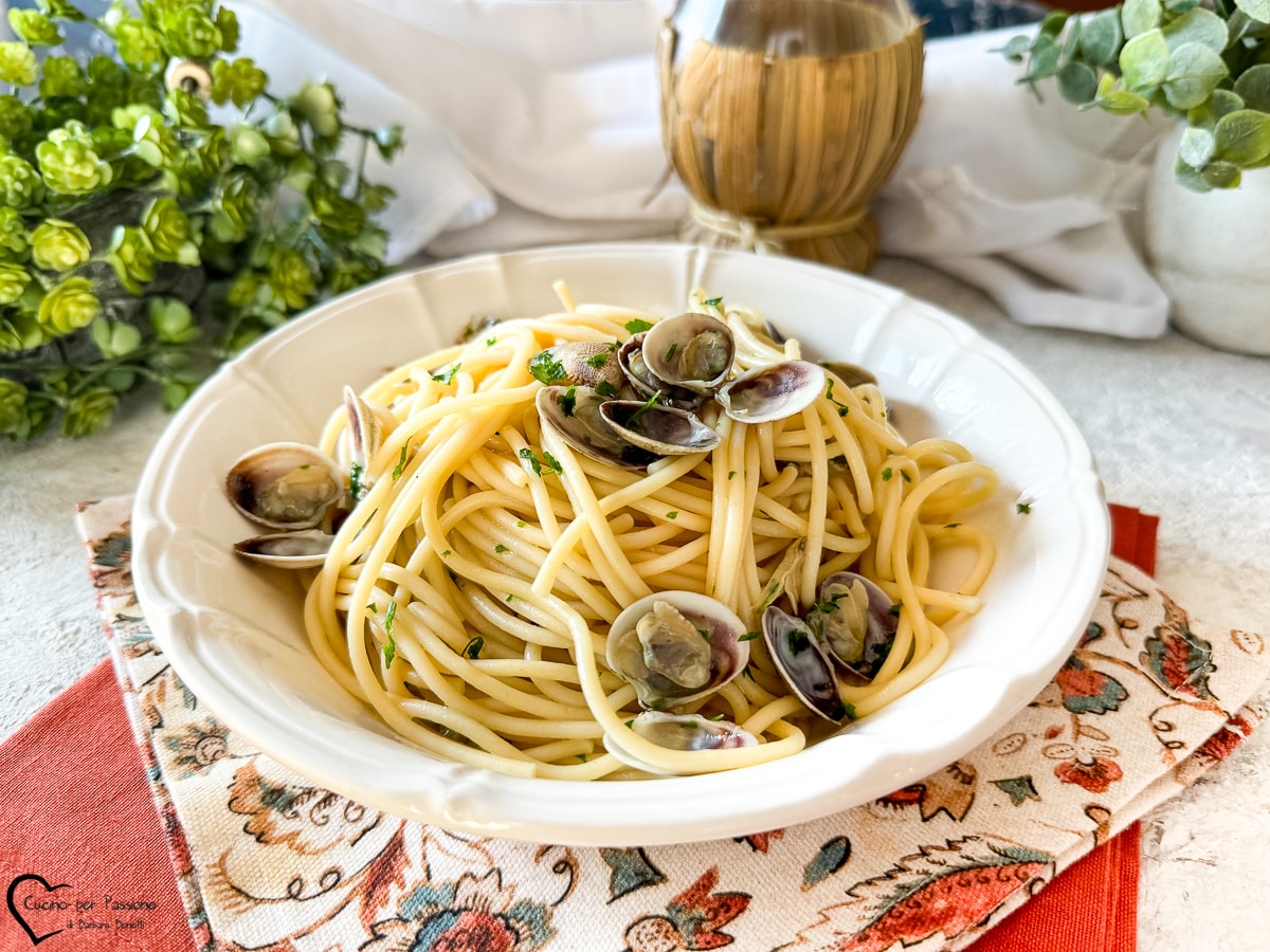 SPAGHETTI WITH CLAMS IN WHITE SAUCE