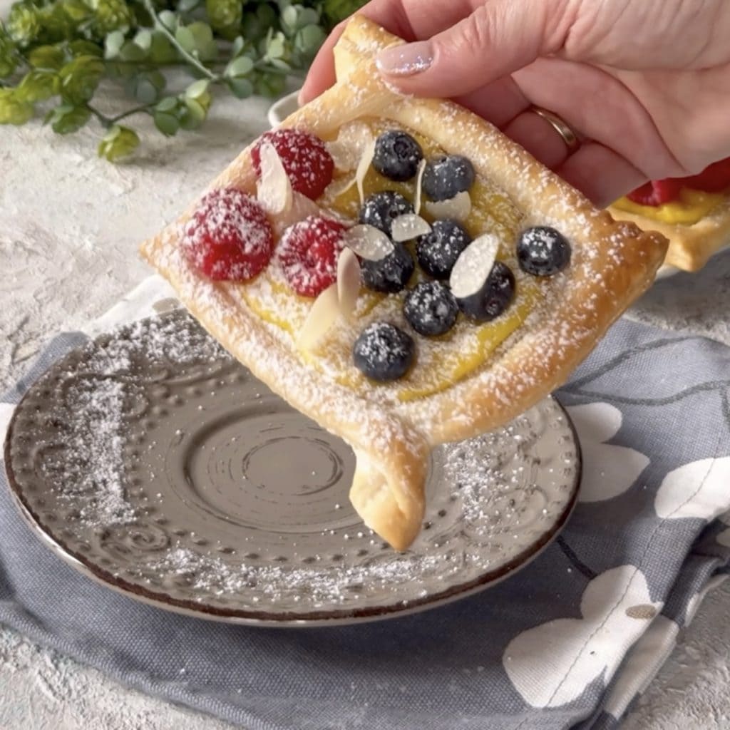 Sweet puff pastry baskets