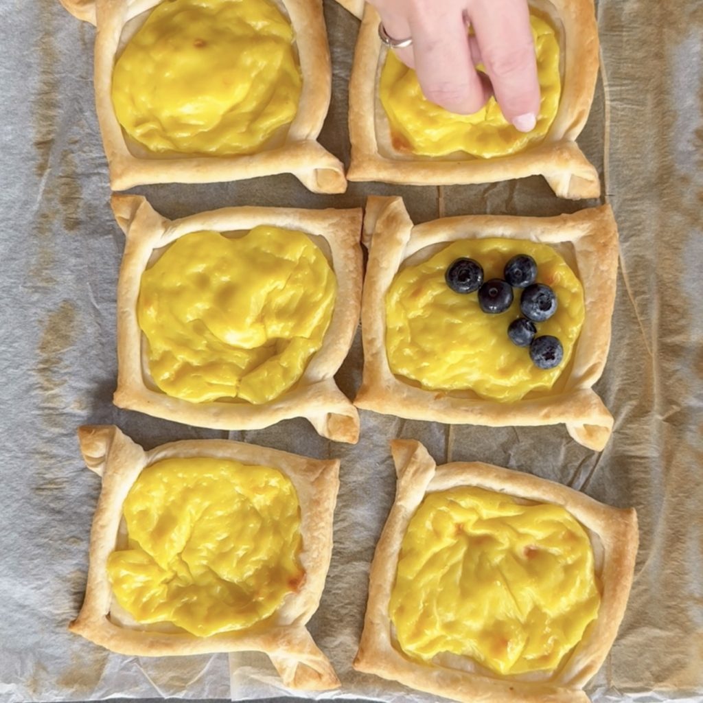 Sweet puff pastry baskets