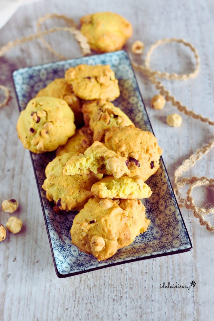Homemade hazelnut pinches, soft cookies with toasted hazelnuts ready to enjoy on the tray