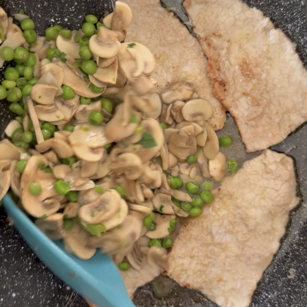 Veal scallops with mushrooms and peas