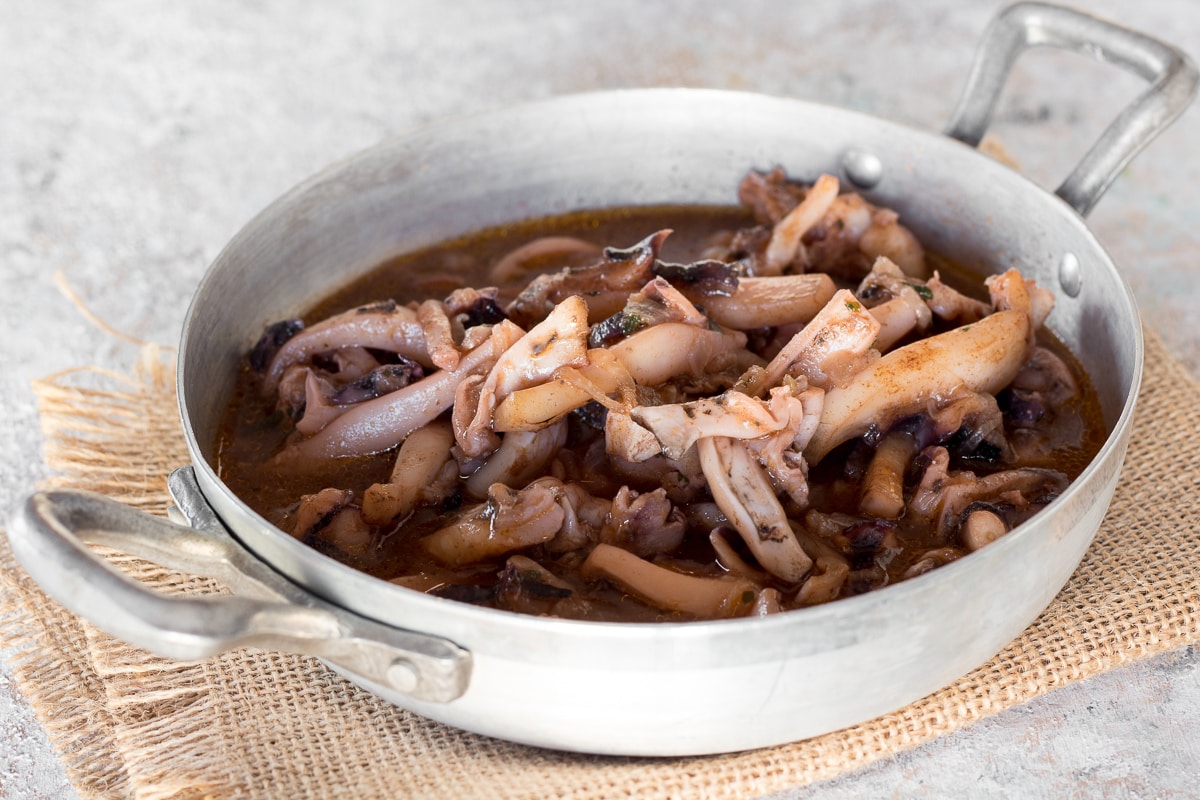 VENETIAN STYLE CUTTLEFISH IN PAN sepe in tecia
