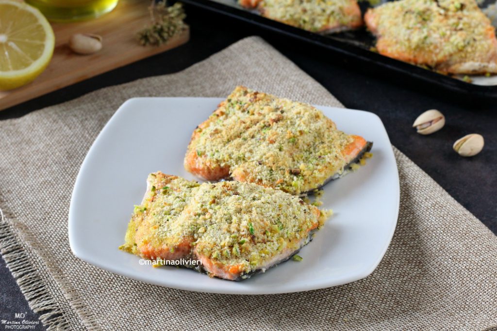 Baked salmon au gratin with pistachios