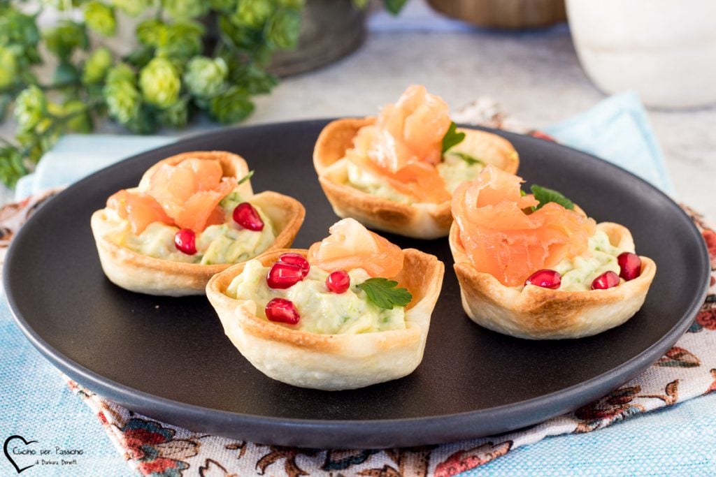 brisée pastry baskets with salmon and avocado