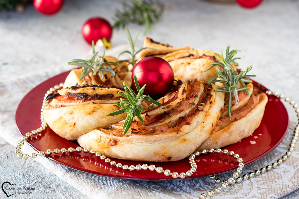 CHRISTMAS PUFF PASTRY CROWN