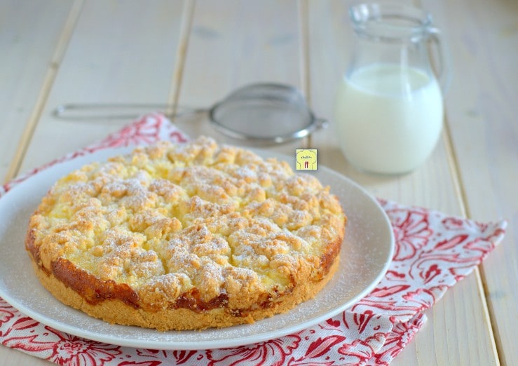Crumble Cake with Cream and Whipped Cream
