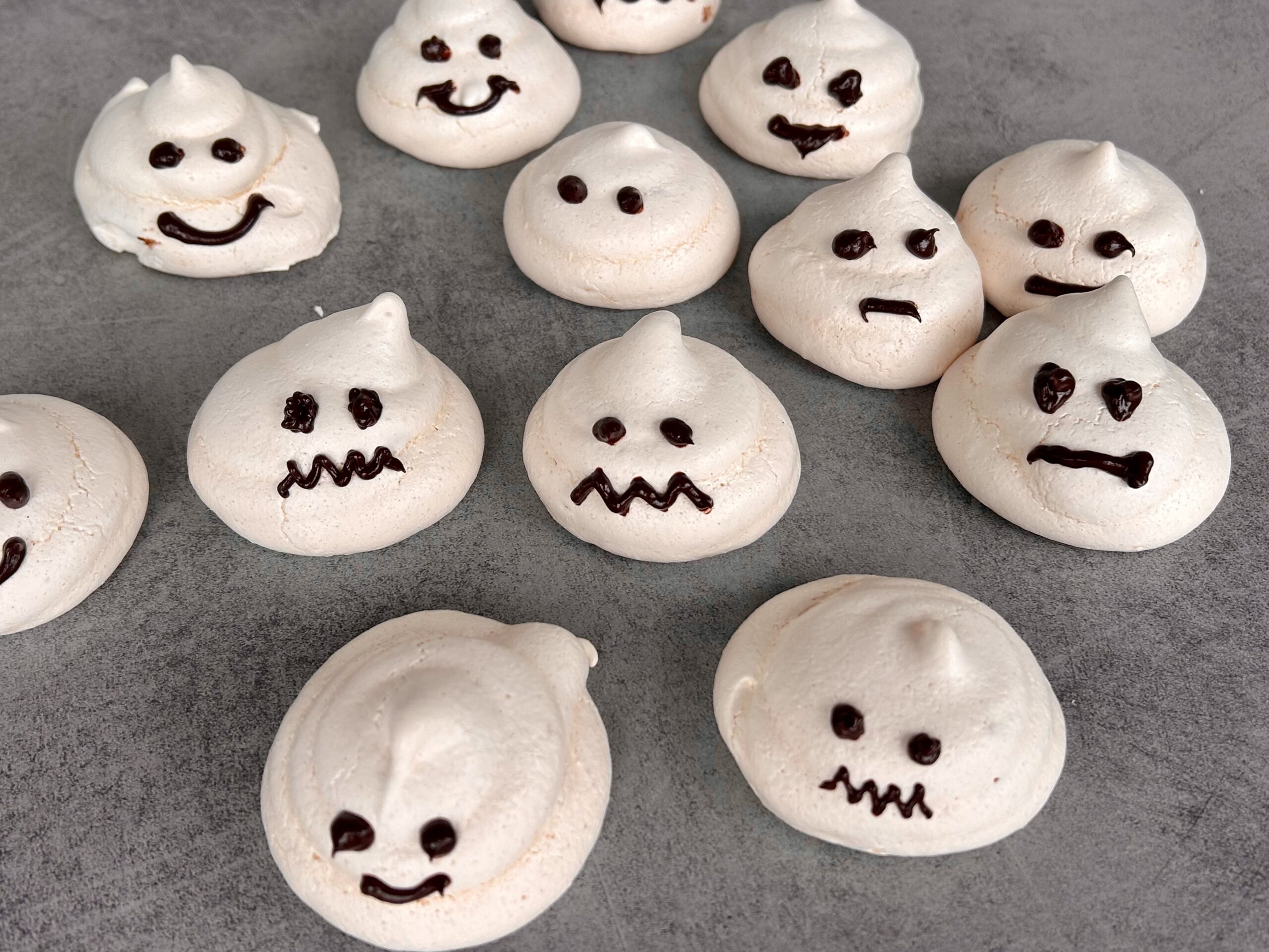 Meringue Ghosts for Halloween 🎃