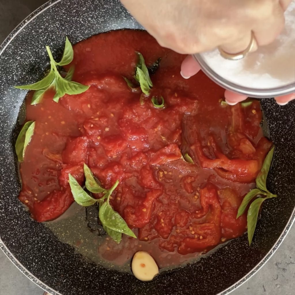 meat rolls with sauce