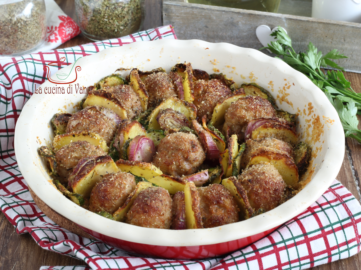 OVEN-BAKED SAUSAGES, ZUCCHINI, AND POTATOES delicious tray