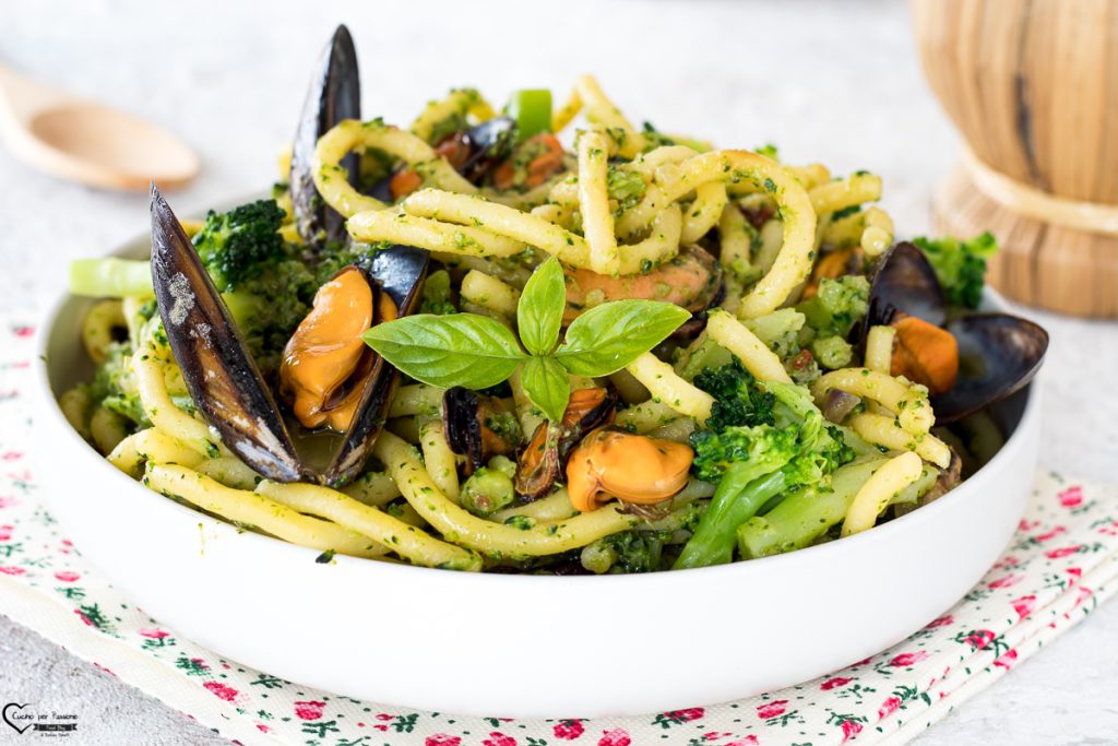 Pasta with broccoli and mussels