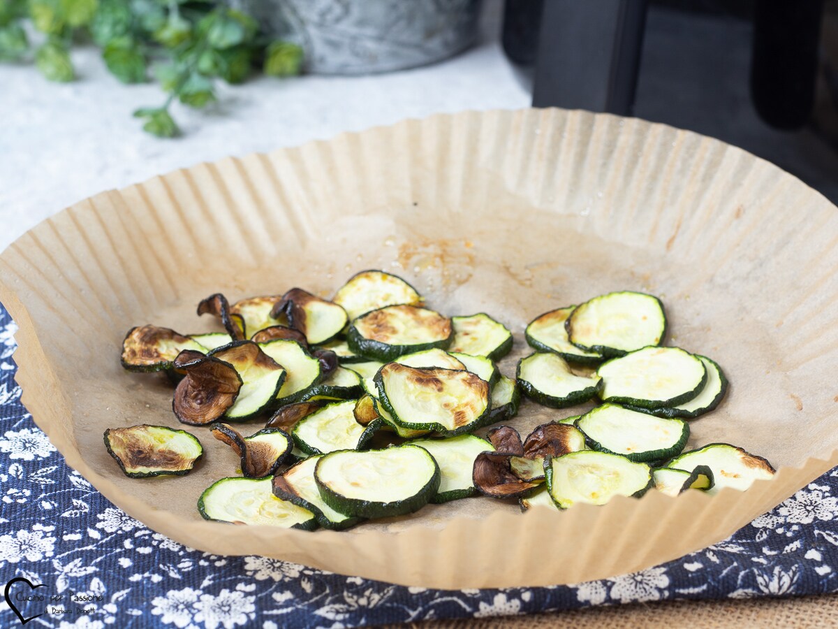 SLICED ZUCCHINI IN AIR FRYER