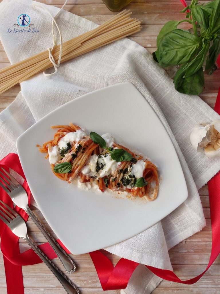 thick spaghetti with tomato, mozzarella, and fresh basil