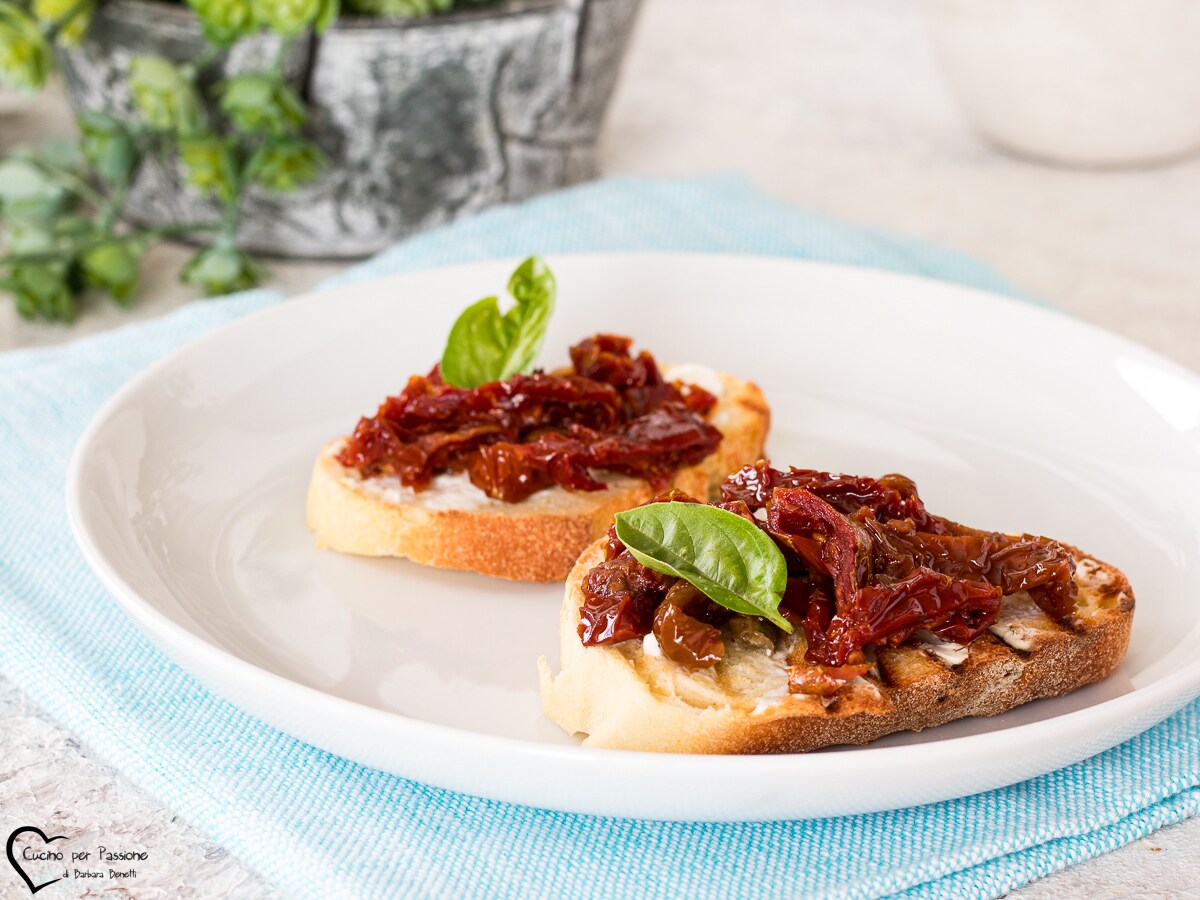 TOASTS WITH SUN-DRIED TOMATOES