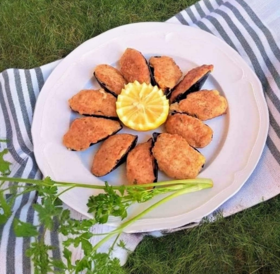 Stuffed Mussels in a Pan or Steamed