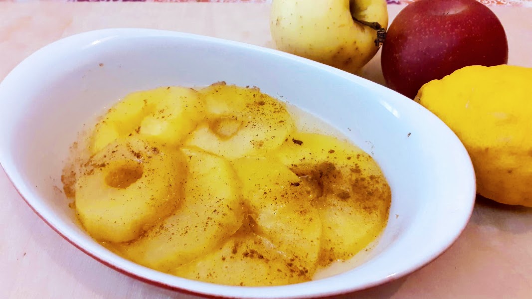 Caramelized Pan-Cooked Apples Flavored with Cinnamon