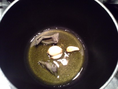 Flavored oil with garlic and sage