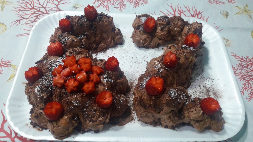 https://blog.giallozafferano.it/ritaamordicucina/profitterol-bianco-e-nero-al-cioccolato/