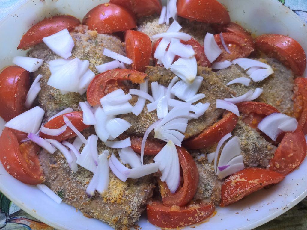 Oven-Baked Gratin Tuna with Tomatoes