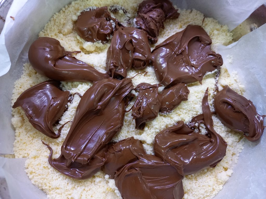 crumble with almonds and chocolate cream