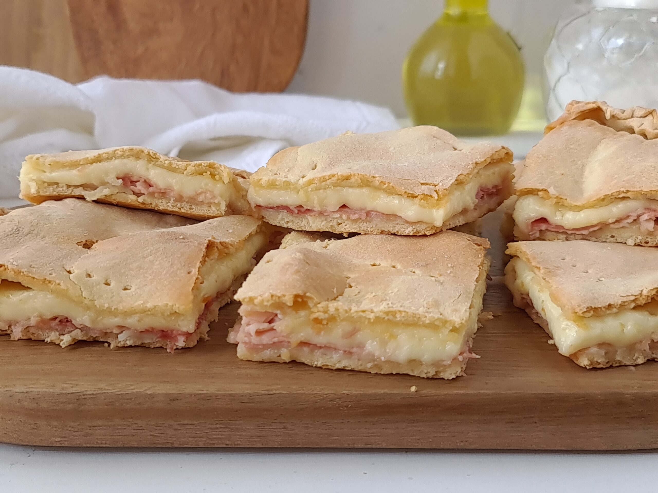 No-rise rustic pizza with ham and mozzarella