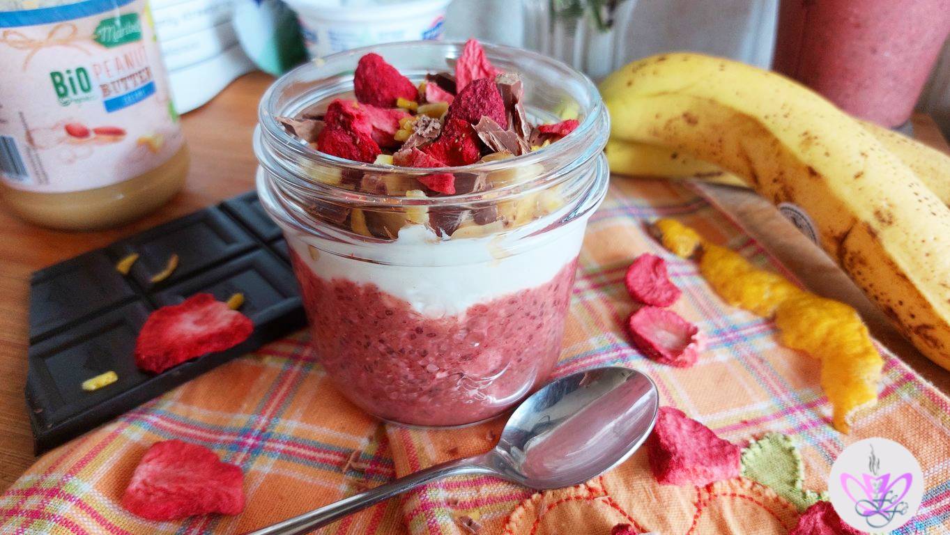 OVERNIGHT OATMEAL WITH STRAWBERRIES AND BEETROOT
