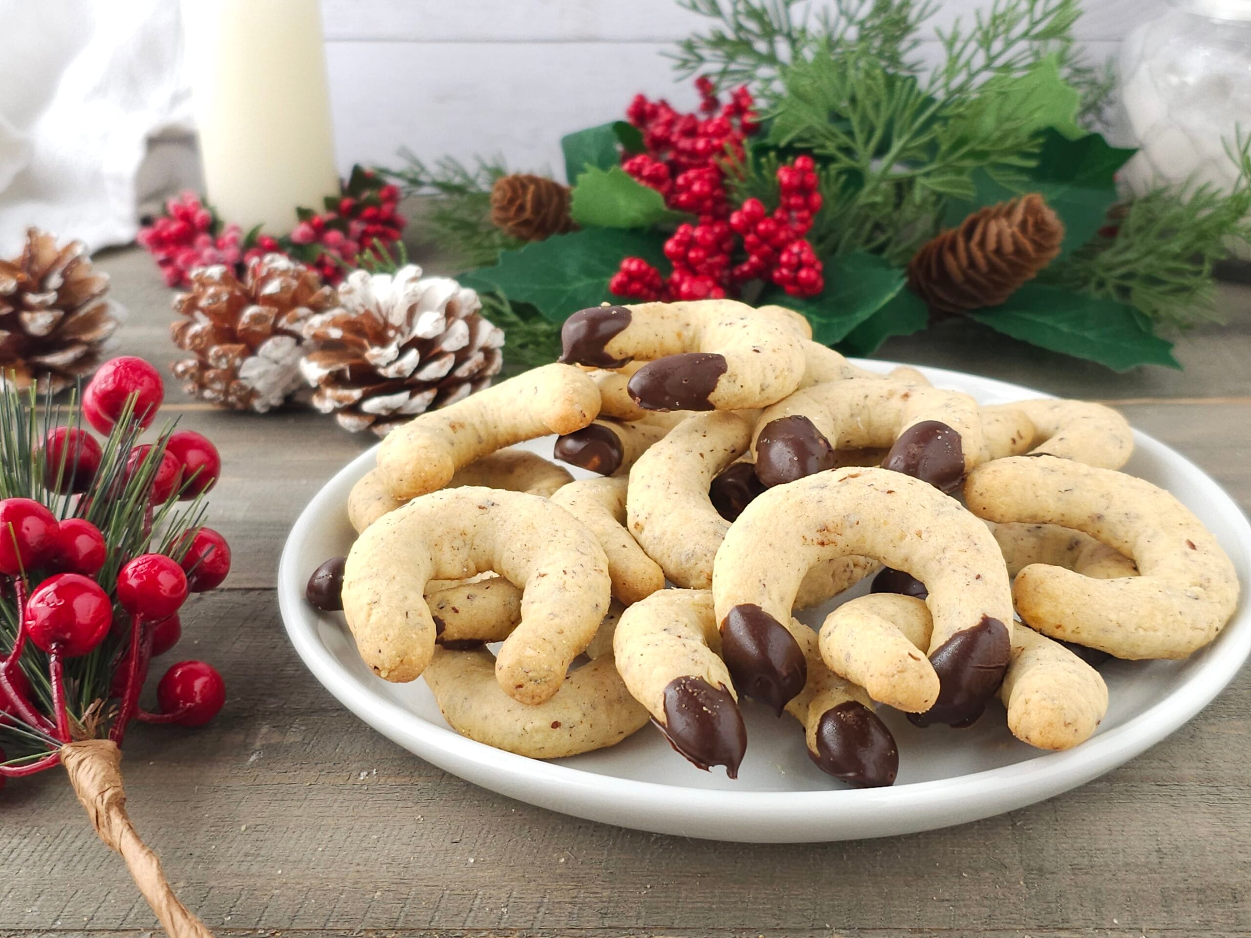 Haselnusskipferl (hazelnut crescent cookies)