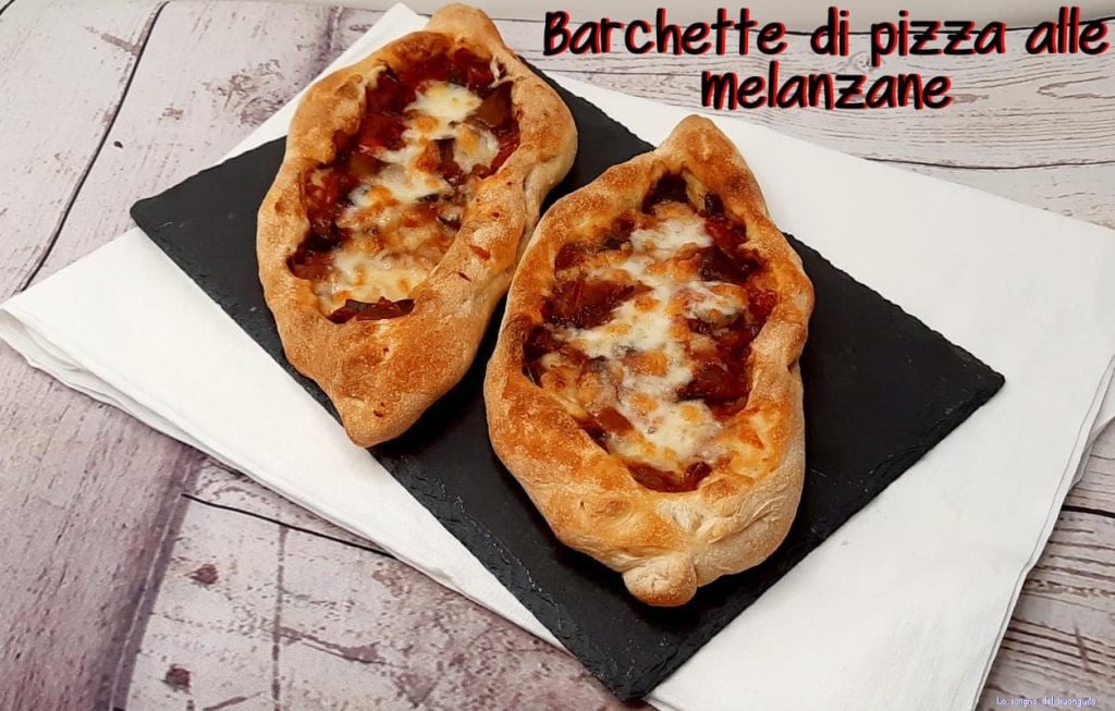 After the time has passed, roll each ball into an oval shape, fill them with the eggplant filling, leaving a border of about 2 fingers around the entire circumference