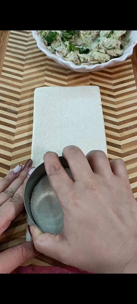 Cutting out bread discs