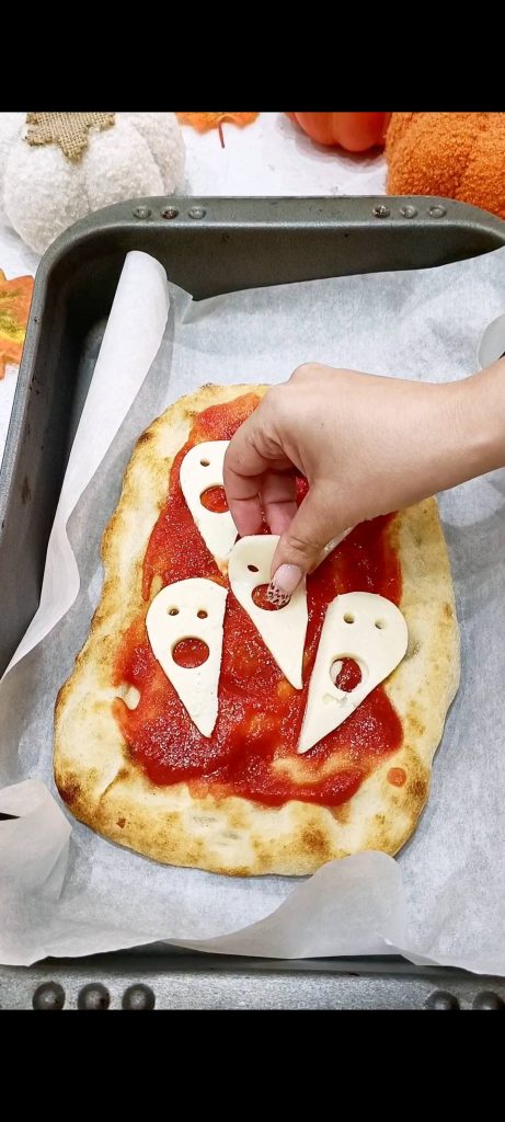 Arranging the cheese ghosts on the pinsa